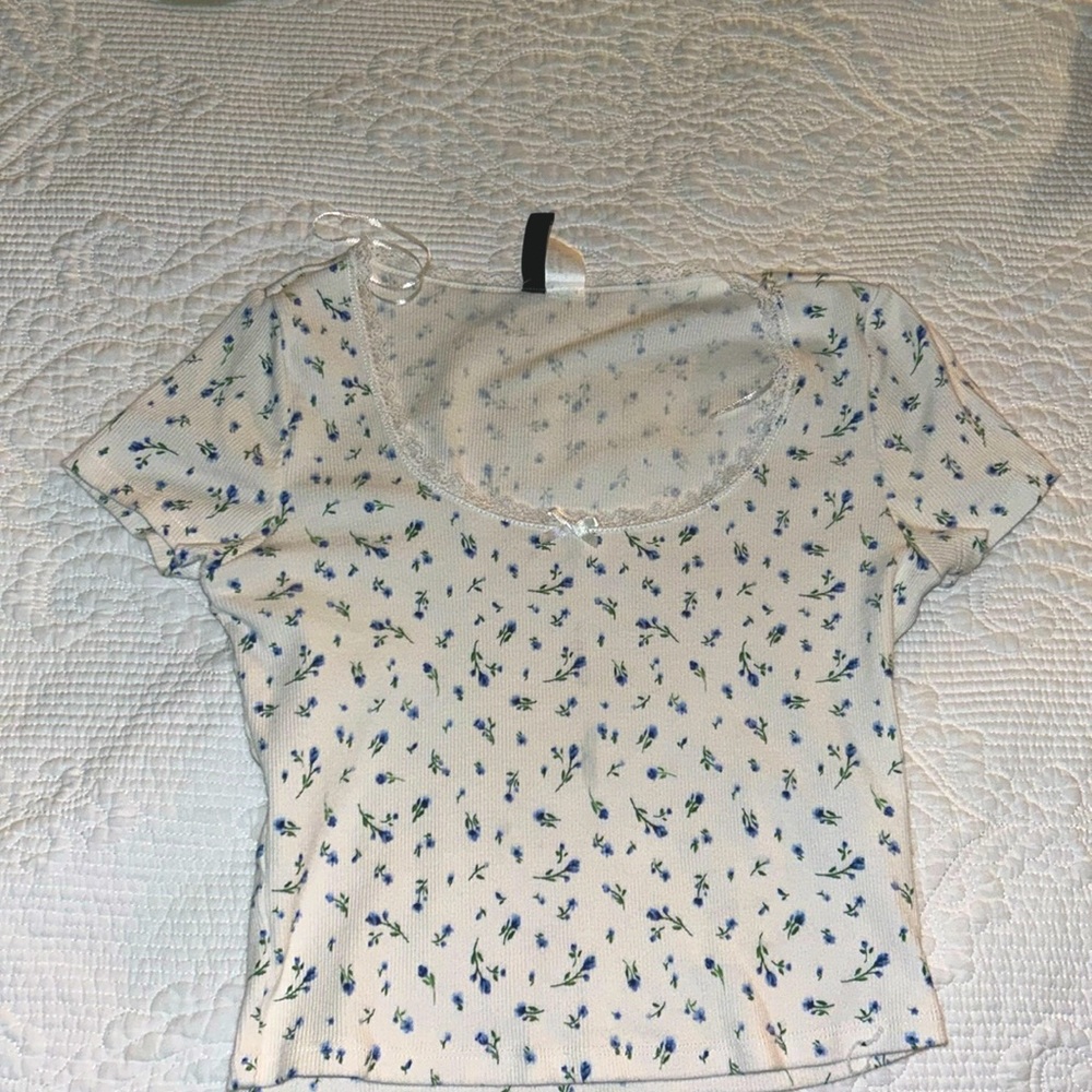 white top with blue flowers and white bowlace 💞.never worn, size medium ON SALE